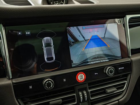 Certified 2025 Porsche Macan AWD/4WD image 30