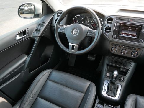 Used 2016 Volkswagen Tiguan S image 9