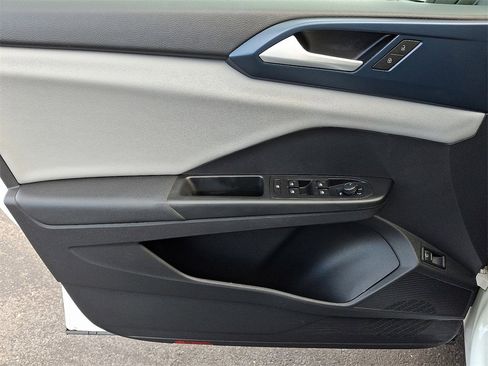 Certified 2022 Volkswagen Taos SE w/ Panoramic Sunroof Package image 12