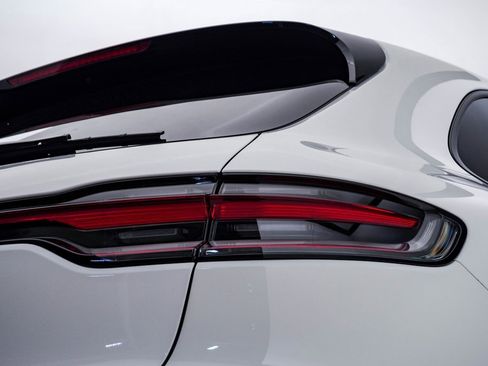 Certified 2025 Porsche Macan image 12