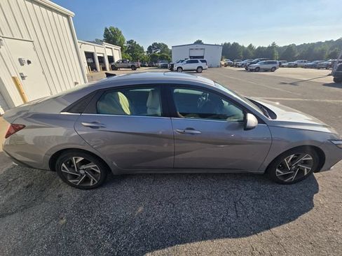 Used 2025 Hyundai Elantra SEL FWD image 9