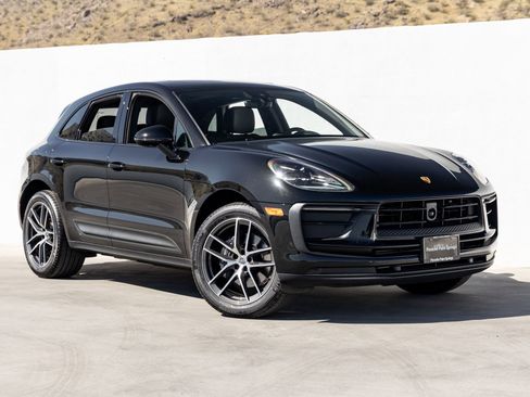 Certified 2025 Porsche Macan image 9