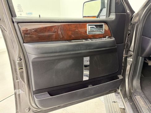 Used 2017 Lincoln Navigator Select RWD image 22
