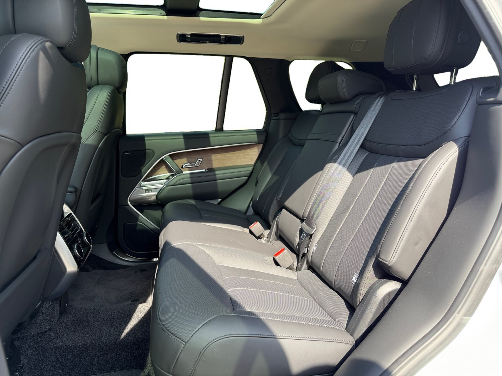 Used 2026 Land Rover Range Rover SE AWD/4WD image 16