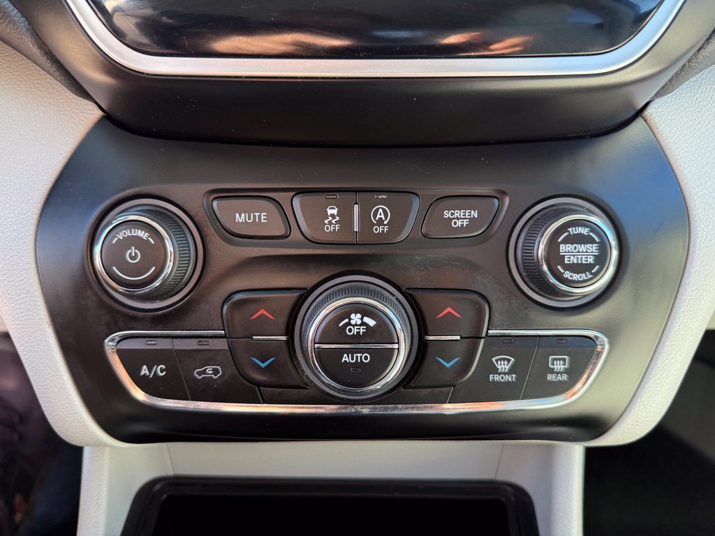 Used 2019 Jeep Cherokee Limited AWD/4WD image 32