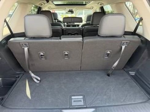 Used 2025 Honda Pilot Touring image 4