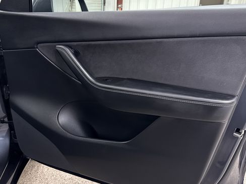 Used 2021 Tesla Model Y Long Range image 16