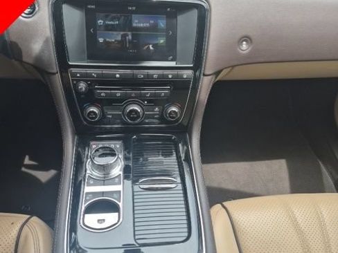 Used 2016 Jaguar XJ R-Sport RWD image 9