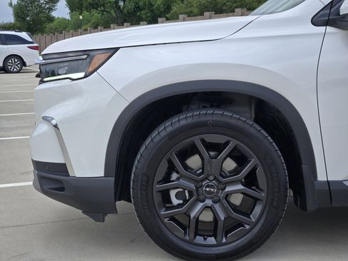 Certified 2025 Honda Pilot Touring image 10