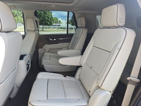 Used 2022 GMC Yukon Denali w/ Denali Premium Package AWD/4WD image 15