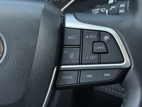 Used 2023 Toyota Highlander XLE FWD image 16