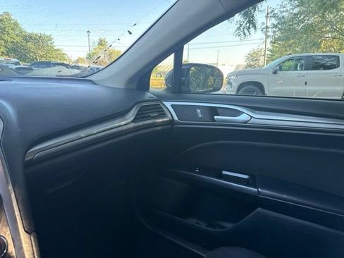Used 2017 Ford Fusion SE FWD image 18