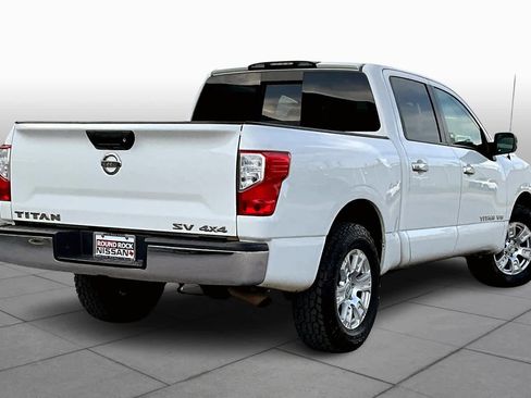 Used 2018 Nissan Titan SV image 12