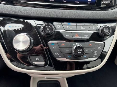 Used 2023 Chrysler Pacifica Touring-L FWD image 23