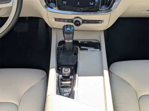 Used 2020 Volvo S60 T5 Momentum image 15