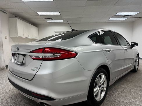 Used 2018 Ford Fusion SE w/ Fusion SE Technology Package image 5