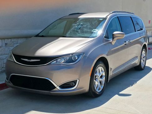 Used 2017 Chrysler Pacifica Touring-L w/ Tire & Wheel Group FWD image 8
