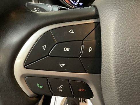 Certified 2022 Jeep Grand Cherokee Laredo E w/ Security & Convenience Group image 32