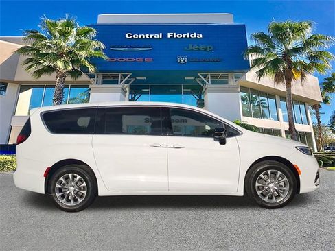 New 2026 Chrysler Pacifica Limited w/ Uconnect Theater Family Group image 4