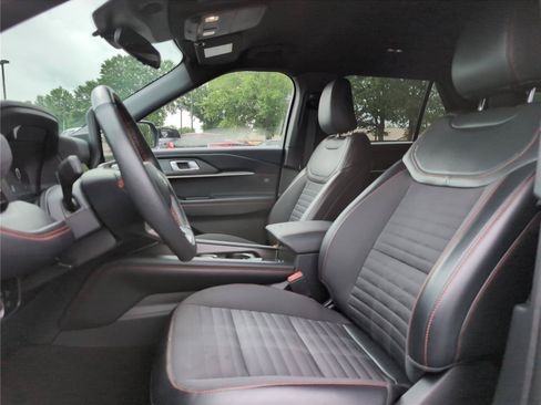 Used 2025 Ford Explorer ST-Line w/ ST-Line Street Pack AWD/4WD image 17