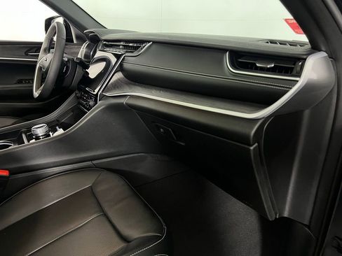 Used 2024 Jeep Grand Cherokee Limited w/ Luxury Tech Group II image 33