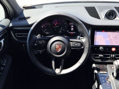 Certified 2025 Porsche Macan image 15