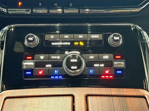 Used 2019 Lincoln Navigator Reserve image 17