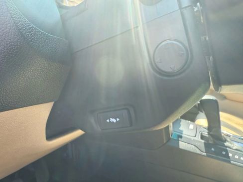 Used 2017 Ford Explorer Limited image 18