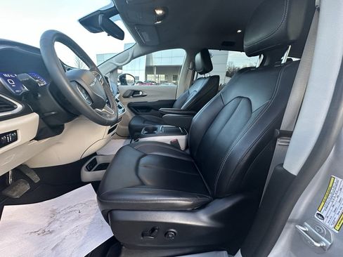 Used 2024 Chrysler Pacifica Touring-L image 17