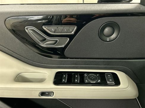 Used 2025 Lincoln Aviator Premiere w/ Equipment Group 101A image 11