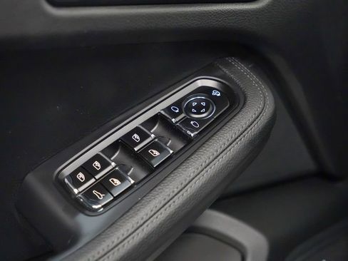 Certified 2025 Porsche Macan image 23