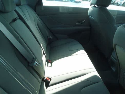 Used 2025 Hyundai Elantra SEL FWD image 9