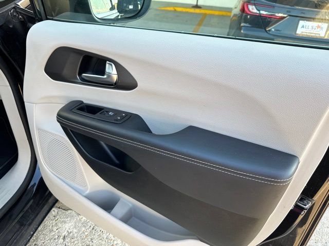 Used 2023 Chrysler Pacifica Touring-L FWD image 21