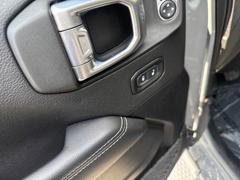 Used 2022 Jeep Wrangler Unlimited Sahara w/ Cold Weather Group image 10