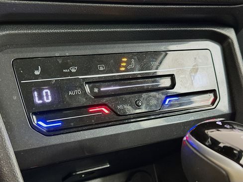 Used 2024 Volkswagen Tiguan SE image 23