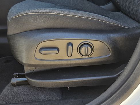 Used 2023 Chevrolet Equinox LT image 28