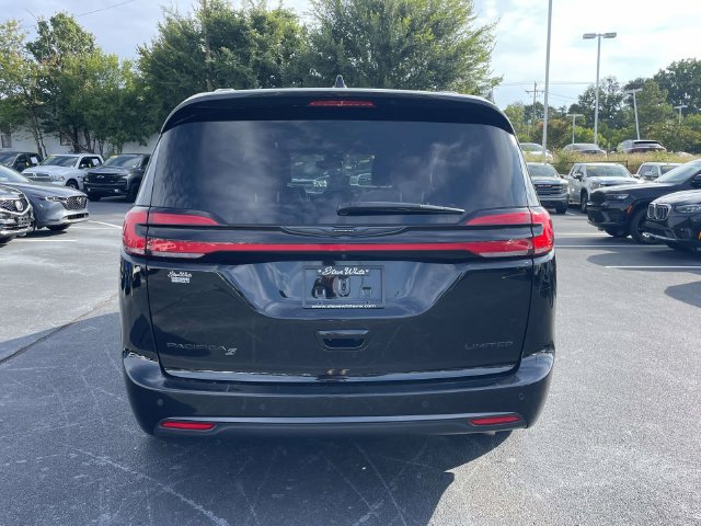 Used 2025 Chrysler Pacifica Limited FWD image 6