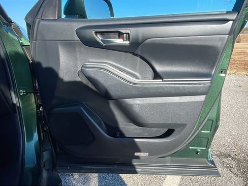 Used 2025 Toyota Highlander XLE image 13