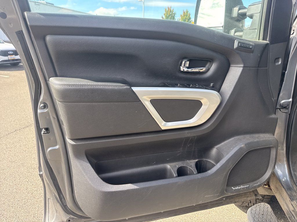 Used 2017 Nissan Titan SL AWD/4WD image 17