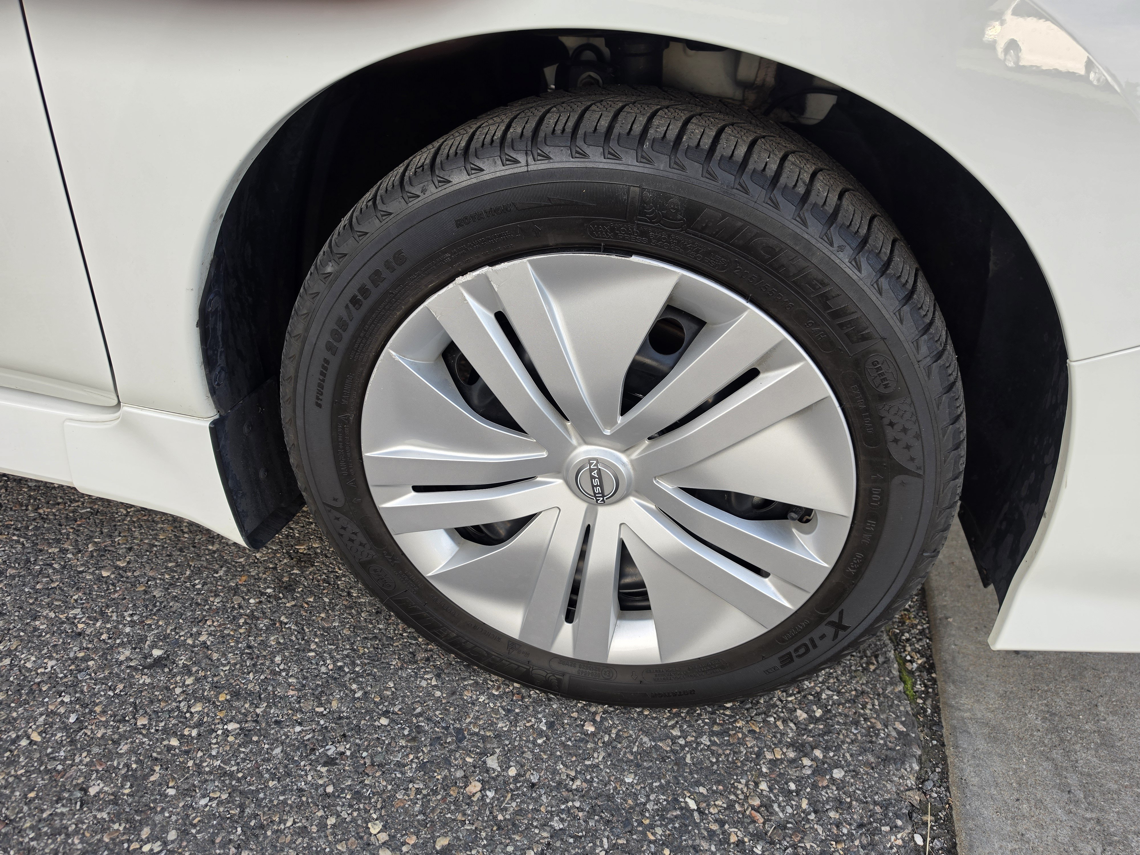 Used 2025 Nissan Leaf S FWD image 9