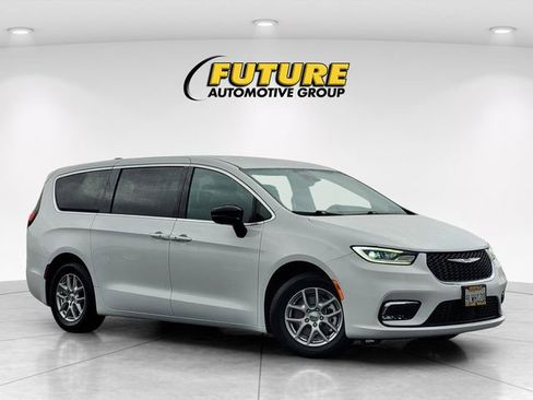 Used 2024 Chrysler Pacifica Touring image 1