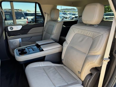 Used 2022 Lincoln Navigator Reserve image 16