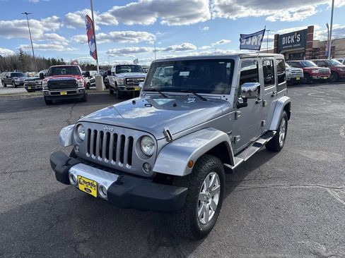 Used 2014 Jeep Wrangler Unlimited Sahara w/ Connectivity Group AWD/4WD image 2