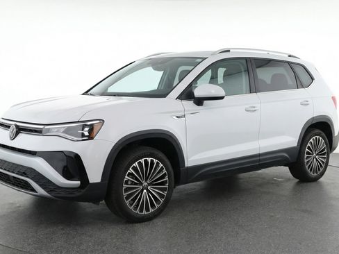 Used 2025 Volkswagen Taos SE image 3