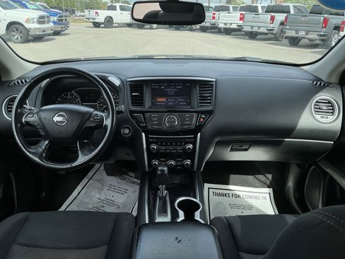 Used 2019 Nissan Pathfinder SV image 28
