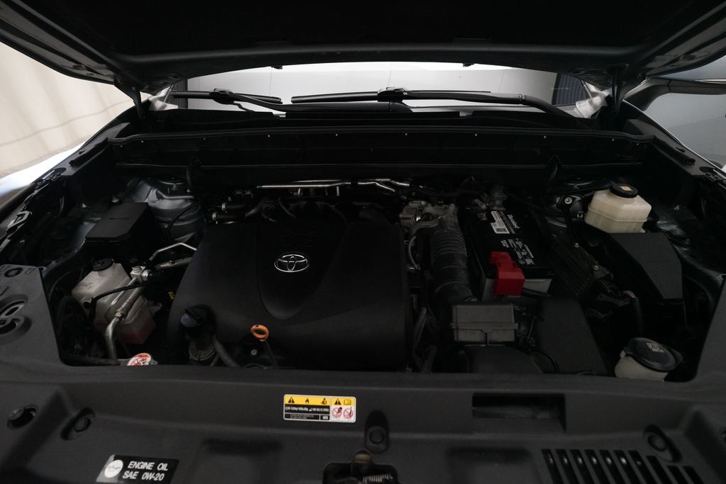 Used 2020 Toyota Highlander XLE FWD image 3