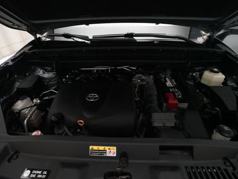 Used 2020 Toyota Highlander XLE FWD image 3