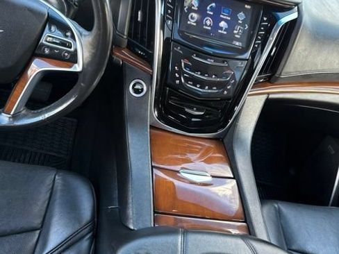 Used 2018 Cadillac Escalade Luxury AWD/4WD image 28