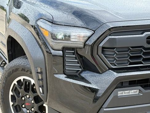 Used 2025 Toyota Tacoma TRD Off-Road image 3