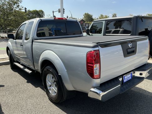 Used 2018 Nissan Frontier SV RWD image 2